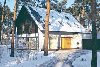 Okna dachowe zimą: jak usuwać śnieg z szyb okien połaciowych