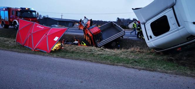 Kaplityny. Tragiczny wypadek na DK 16. Nie żyją dwie osoby, cztery w szpitalu [ZDJĘCIA]
