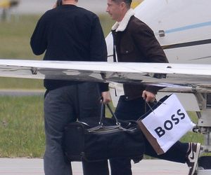 Robert Lewandowski ze szpanerką siatą wysiadł z samolotu