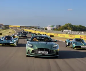 Wielkie święto na torze Silverstone. Rekordowy przejazd 110 Aston Martinów