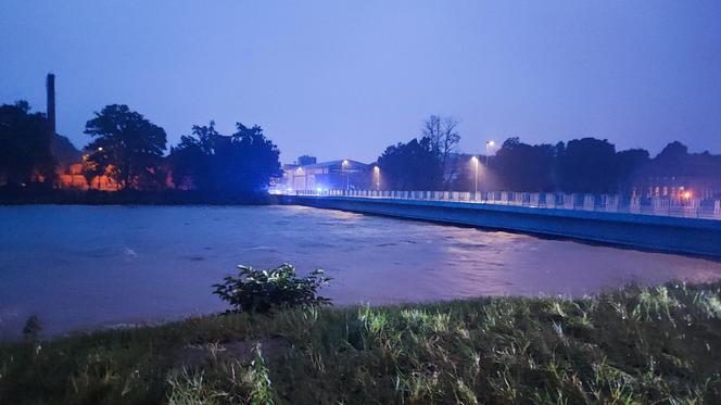 Nysa. Ratownicy WOPR i GOPR z całego kraju zjeżdżają do miasta. Dwugodzinne kolejki w sklepach