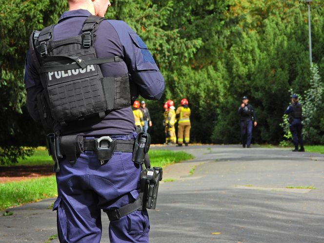 Pilna akcja służb przy Senacie. Na trawniku leżał „bezzałogowy statek powietrzny”