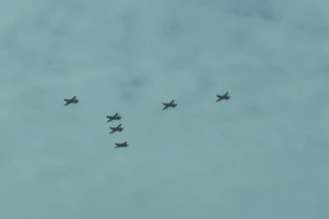 Samoloty w szyku bojowym latają nad Warszawą. Co się dzieje?!