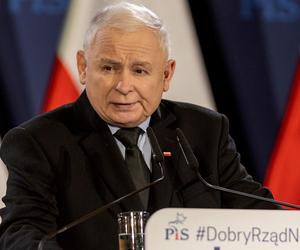 Co mówi o Jarosławie Kaczyńskim jego pismo? Biegła sądowa nie ma wątpliwości. Wskazała na tzw. wiązania pętlicowe