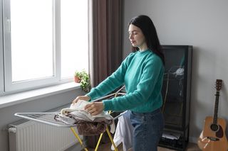 Oto powód, dlaczego twoje rachunki za ogrzewanie są tak wysokie. Odsuń to od grzejnika, a od razu zobaczysz różnicę