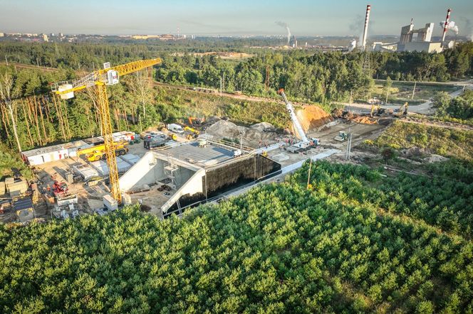 Wsuwanie wiaduktu kolejowego w nasyp w Częstochowie przez Strabag