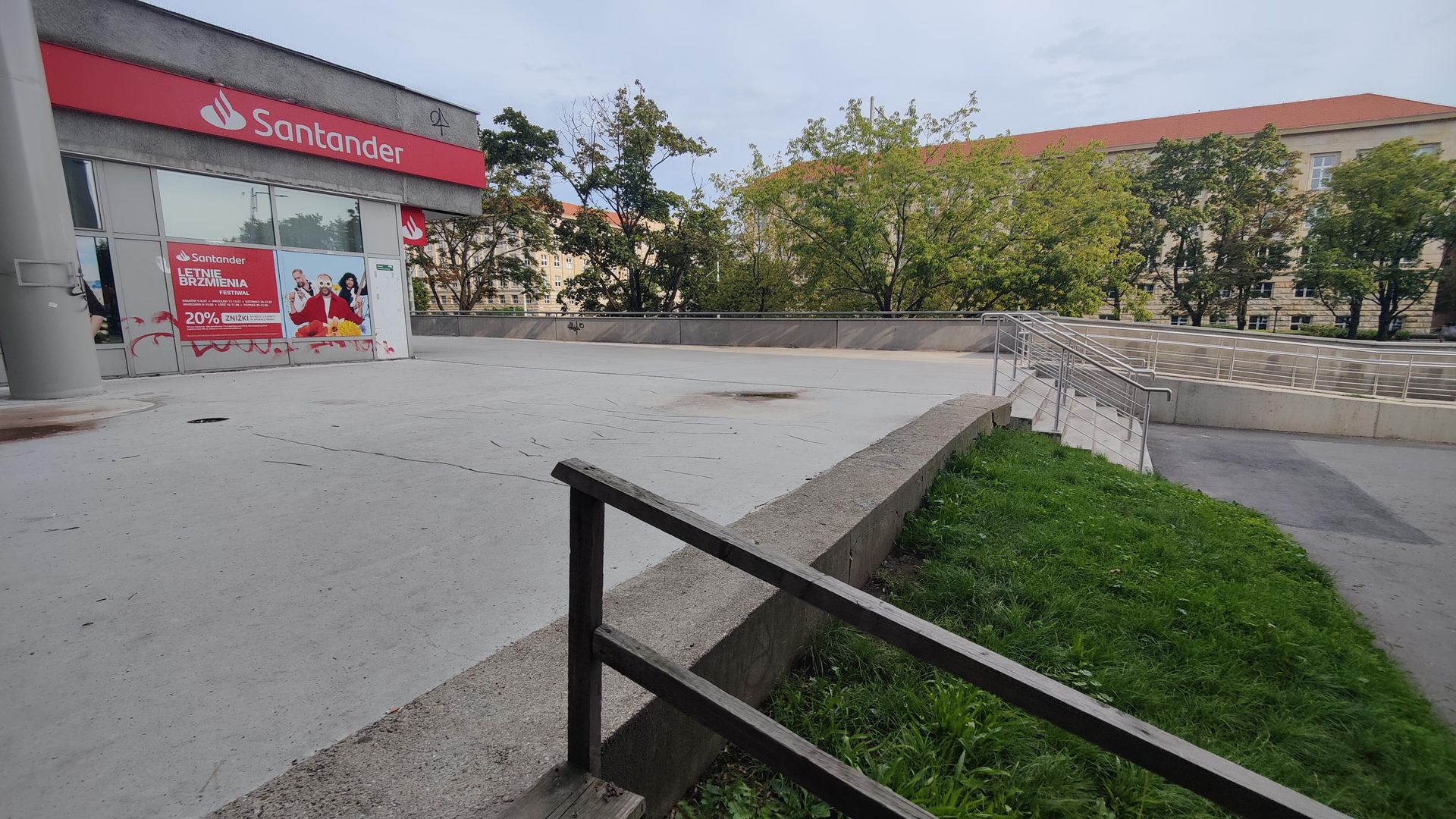 Remont esplanady przy Sedesowcach we Wrocławiu