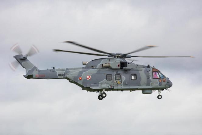 Śmigłowiec AW101 w barwach MW RP podczas lotu próbnego.