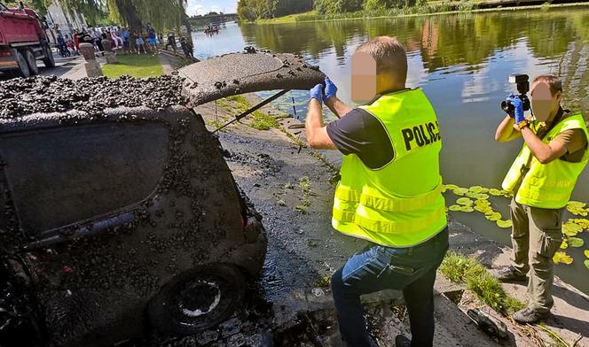 Mieszkaniec Elbląga odzyskał fiata seicento po 15 latach! Auto było zatopione w rzece [ZDJĘCIA]. 