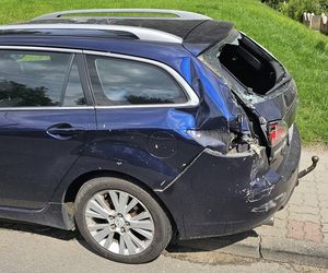 Traktor uderzył w auto i wjechał w budynki! Groźny wypadek pod Grudziądzem [ZDJĘCIA]