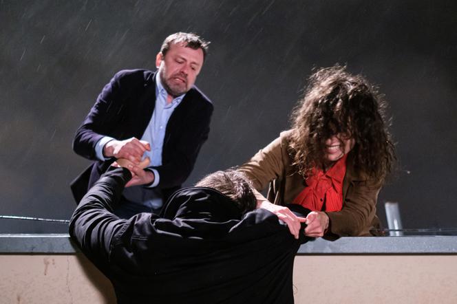 Na Wspólnej odc. 3332. brat bliźniak Rafała Ściborka (Bartosz Woźny), Krzysztof Smolny (Łukasz Konopka), Łucja/ Lara Cedro (Julia Wyszyńska)