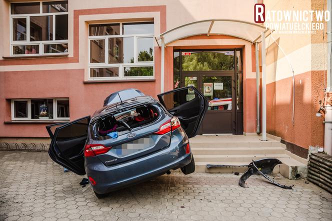 Groźny wypadek w Ełku. Samochód z małym dzieckiem wjechał w budynek szkoły