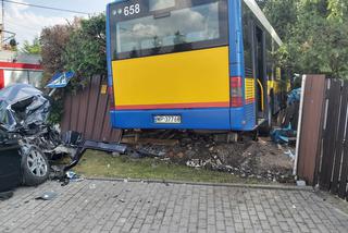 Dramatyczny wypadek pod Płockiem! Autobus miejski wjechał w płot domu! 9 osób w szpitalu!