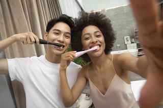 Higiena jamy ustnej. Jak dbać o śnieżnobiały uśmiech? 