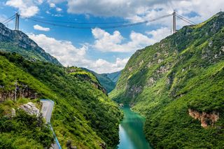 Oto najwyższy most na świecie! Zobacz, co zbudowano w Chinach