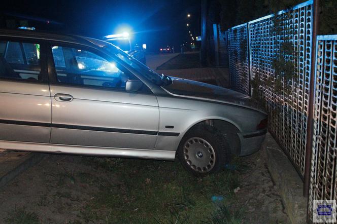 24-letni kierowca BMW wjechał w ogrodzenie posesji