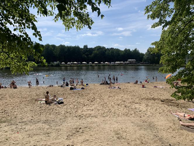 Piękna plaża w Katowicach i zakaz kąpieli w stawie