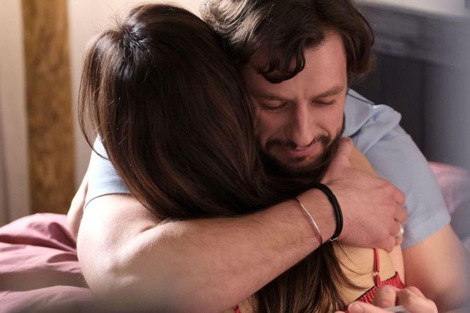 M jak miłość odcinek 1871 ostatni - finał sezonu. Kasia (Paulina Lasota), Mariusz (Mateusz Mosiewicz) 