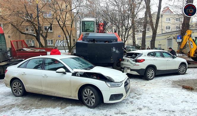 Koparka przewróciła się na 3 samochody