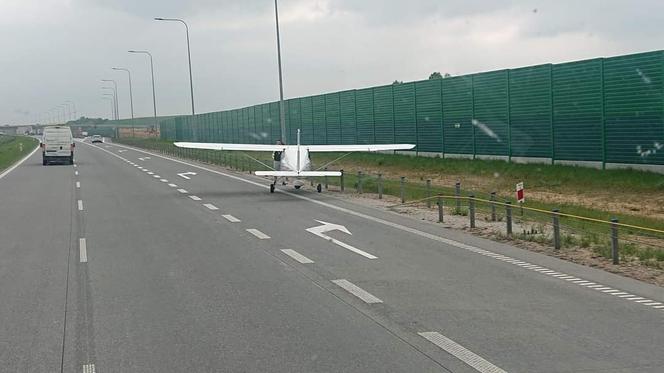 Awaryjne lądowanie awionetki na autostradzie A1 koło Częstochowy. Trasa całkowicie zablokowana