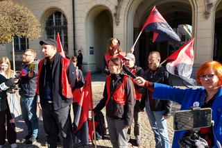 Miarka się przebrała. Pracownicy DPS-ów wchodzą na sesję Rady Miasta i żądają podwyżek [ZDJĘCIA]