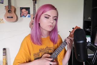 Billie Eilish - piosenka Bad Guy zagrana na ukulele. Internet nie był na to gotowy!