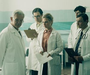 Czarna śmierć. Weronika Przybysz (Anna Karczmarczyk), dr Andrzej Zajdler (Cezary Pazura)