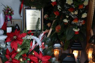 Tak wygląda grób ks. Isakowicza-Zaleskiego rok po jego śmierci