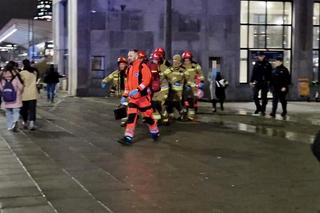  Dramat w centrum. Pieszy wpadł pod rozpędzony pociąg. W stanie krytycznym trafił do szpitala