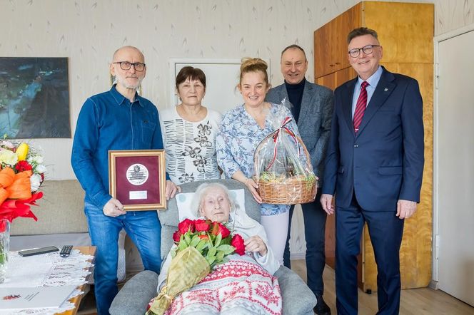 68 lat małżeństwa i ogród pełen radości! Pani Regina świętuje 100. urodziny