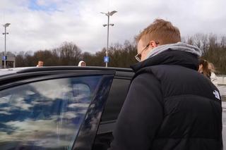 Montażysta Darek podczas odbierania samochodu od Buddy