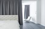 Modne zasłony 2024. Zasłony do salonu, eleganckie aranżacje