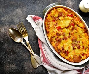 Zapiekanka z czerstwego chleba z parówkami i pomidorem