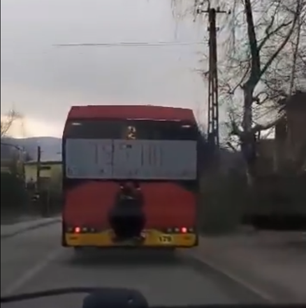 Bielsko-Biała. Jechał na zderzaku autobusu! To nagranie jest hitem [ZDJĘCIA]