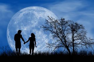 Kalendarz księżycowy na 2022 rok. Fazy księżyca i ich wpływ. Kiedy kosmos będzie sprzyjał miłości i szczęściu? 