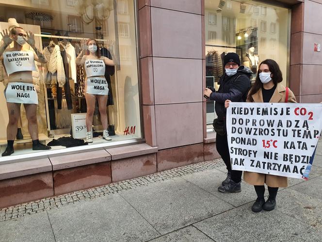 Nagi protest we Wrocławiu! Stop konsumpcjonizmowi powiedzieli aktywiści z Extinction Rebellion Wrocław