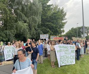 Protest mieszkańców przeciwko wycince drzew pod budowę linii tramwajowej do Mistrzejowic.