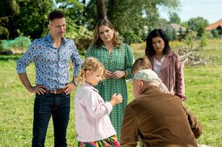 M jak miłość odc. 1699. Daniel (Paweł Prokopczuk), Anita (Melania Grzesiewicz), Kamil (Marcin Bosak), Pola (Hania Nowosielska), Misiek (Aleksander Bożyk), Kinga (Katarzyna Cichopek)