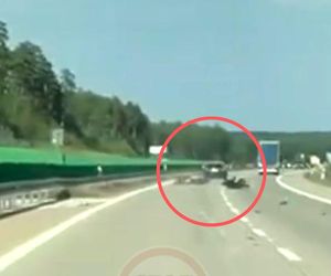  Groźny incydent na A4. Motocyklista wjechał w tył osobówki. Nagranie trafiło do sieci