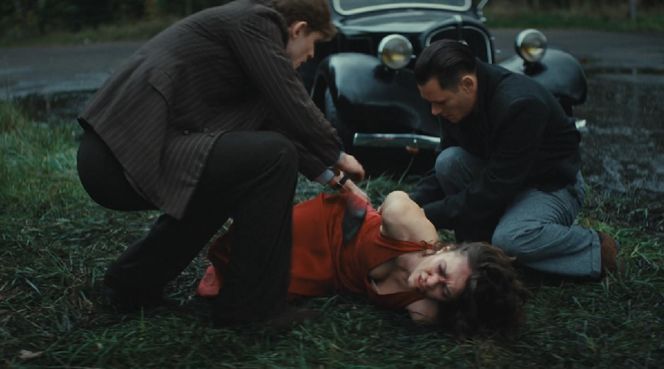 Zatoka szpiegów 2, ostatni odcinek 19. Staszek (Karol Biskup), Eva (Sonia Mietielica), Franz (Bartosz Gelner)