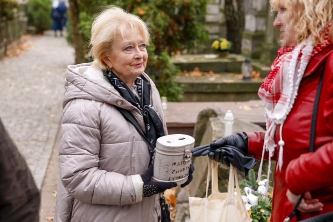 Magdalena Zawadzka na grobie Gustawa Holoubka