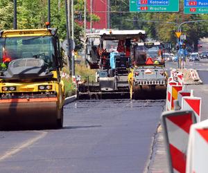 Trwa przemiana ul. Lutomierskiej. Drogowcy pracują przy nowej nawierzchni [ZDJĘCIA]