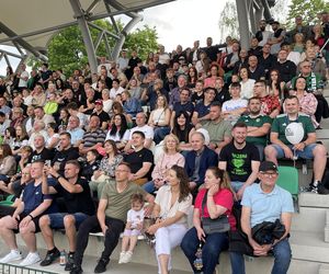 Kibice na otwarciu stadionu w Starachowicach