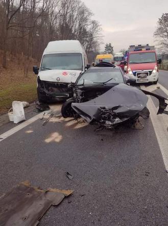 Potworny wypadek pod Płockiem! Volvo 18-latka zderzyło się czołowo z tirem i busem. DK 60 zablokowana [ZDJĘCIA]