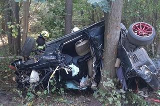 Horror  pod Siedlcami. 21-latek w bmw roztrzaskał się o drzewo. Auto owinęło się wokół pnia!