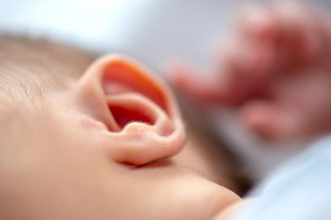 Uszy niemowlaka: MIT 5. Nie wolno wycierać białej mazi gromadzącej się za małżowiną uszną niemowlęcia