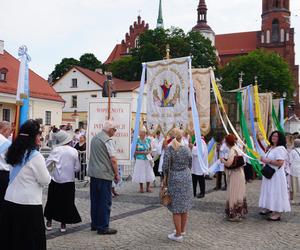 Boże Ciało 2024. Tłumy wiernych przeszły w procesji ulicami Białegostoku