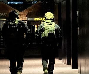 Antyterroryści na Grzybowskiej. Pilna akcja policji, jedna osoba zatrzymana
