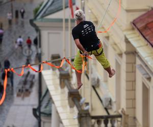   Urban Highline Festival 2023 w Lublinie. Slacklinerzy robią cuda na linach!