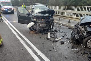Potworny wypadek dwóch aut osobowych pod Mławą. Czołowo zderzyły się dwie skody. Trzy osoby ranne